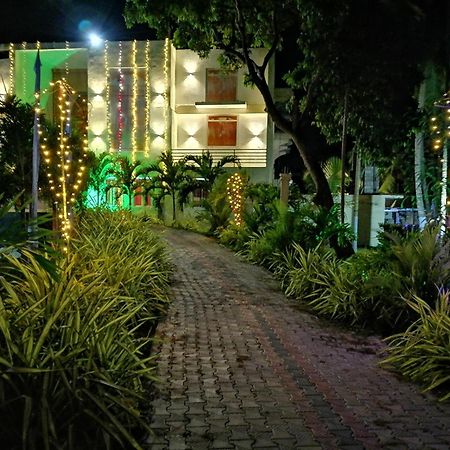 Avanya Hotel And Reception Hall Angunakolapelessa Exterior foto