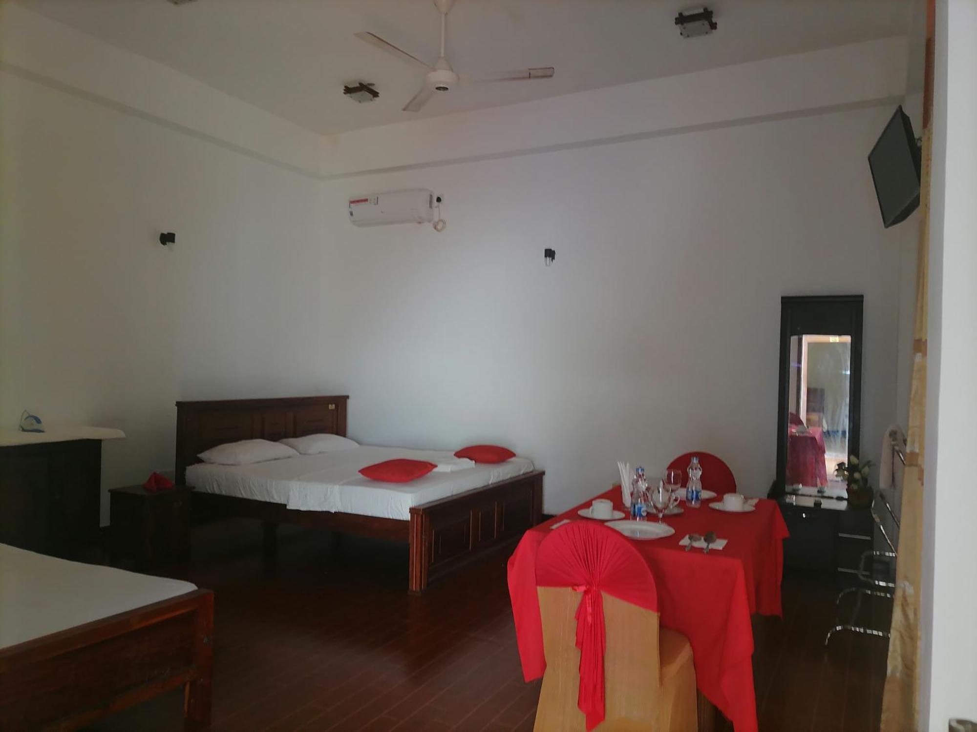 Avanya Hotel And Reception Hall Angunakolapelessa Exterior foto